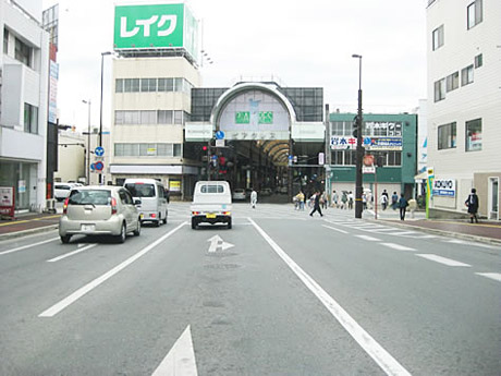 市電最終駅「健軍電停」の交差点を右折します。レイクの看板が目印です。