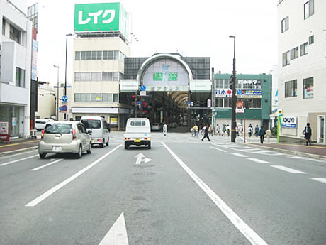 市電最終駅「健軍電停」の交差点を右折します。レイクの看板が目印です。