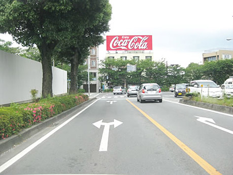 T字交差点に突き当たるまで直進してきて左折します。コカコーラの赤い看板が目印です。