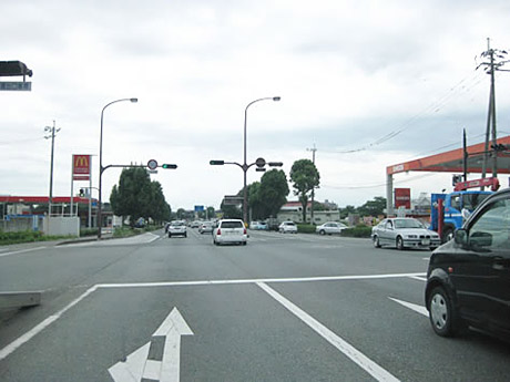 熊本市街方面に降りたら左手にマクドナルドさんとガソリンスタンドが見えます。そのまま直進します。