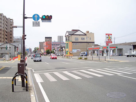 右手にコンビニエンスストア「サンクス」が見えてきます。そのまま直進します。