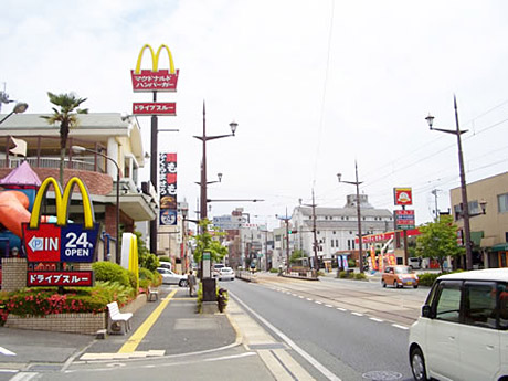 さらに直進すると左手にマクドナルドさんが見えてきます。もう少し直進です。