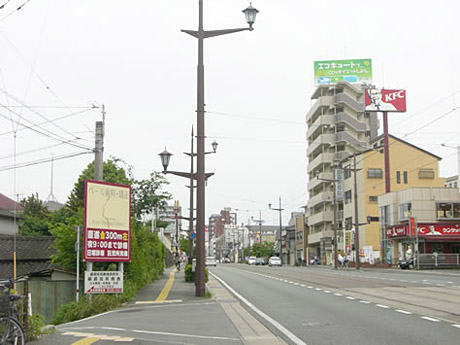 左手に医院の看板が見えてきます。