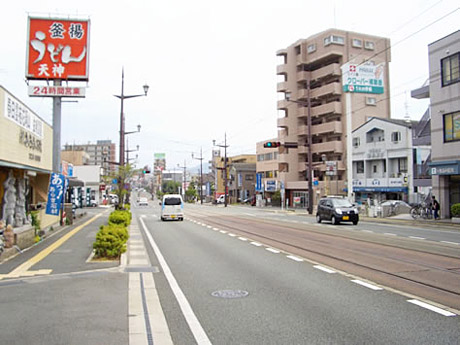 右折したら、道なりに進んで下さい。左手にうどん屋さんが見えてきても直進します。