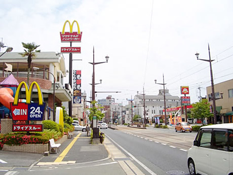 さらに直進すると左手にマクドナルドさんが見えてきます。もう少し直進です。