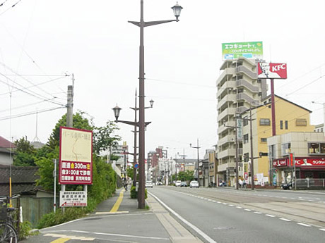 左手に医院の看板が見えてきます。