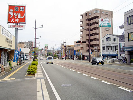 左折したら、道なりに進んで下さい。左手にうどん屋さんが見えてきても直進します。
