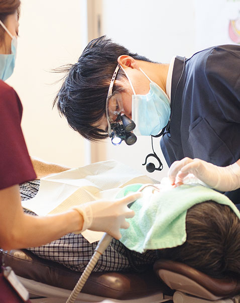 治療する歯科医師