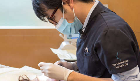 治療する歯科医師
